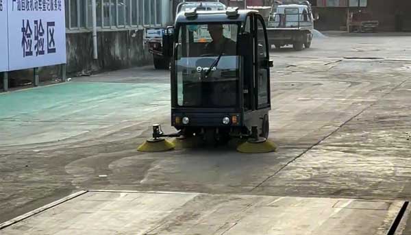 使用該駕駛式電動掃地機應該注意什么呢 使用該駕駛式電動掃地機應該注意什么呢