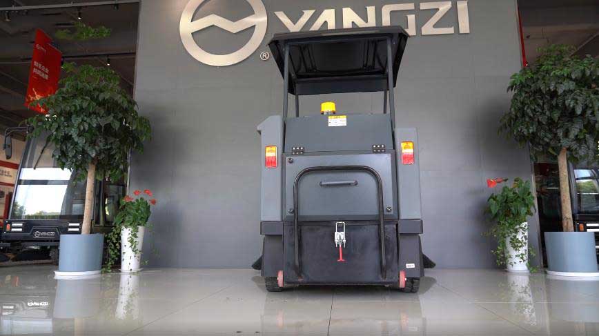 如何購買到一臺經(jīng)濟實惠的駕駛式掃地車 如何購買到一臺經(jīng)濟實惠的駕駛式掃地車