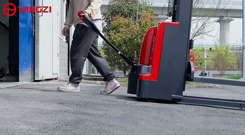 冬季天氣的 5 個叉車安全提示 冬季天氣的 5 個叉車安全提示