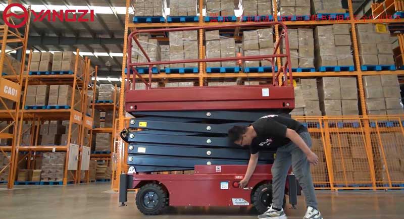 安全操作剪叉式升降機(jī)的 7 個(gè)技巧 安全操作剪叉式升降機(jī)的 7 個(gè)技巧